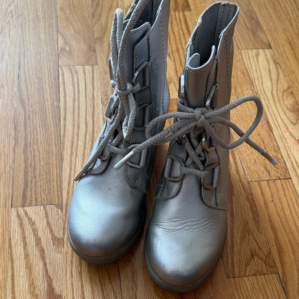 Sorel x Disney Elsa silver Joan of Arctic wedge tween Metallic Gray Kids Boots